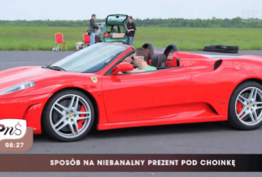 Czerwony samochód marki Ferrari