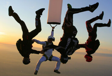 Uczestnicy podczas skoku ze spadochronem