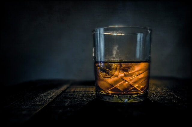 Szklanka whisky z lodem