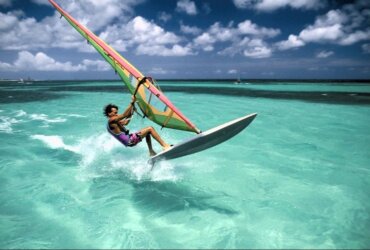 Mężczyzna uprawiający windsurfing
