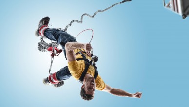 młody mężczyzna skacze na bungee