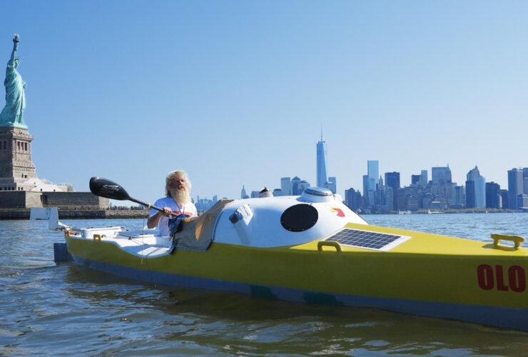 Mężczyzna w łódce na tle Nowego Yorku oraz statuy wolności