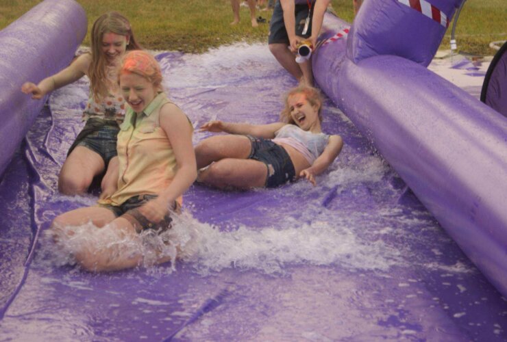 Młode dziewczyny podczas festiwalu kolorów na Water Slide