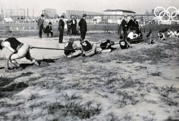 Mężczyźni podczas przeciągania liny