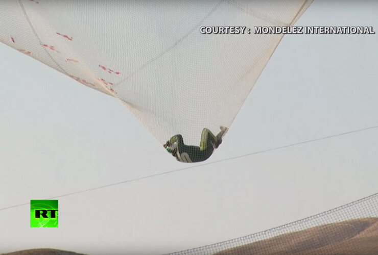 Człowiek podczas lądowania bez spadochronu
