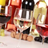 kieliszki z różnymi gatunkami wina