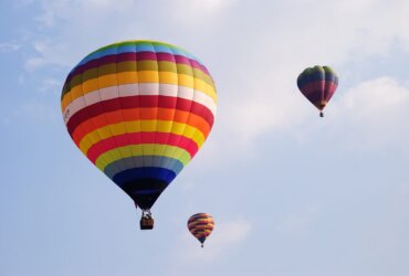 kolorowe balony na gorące powietrze