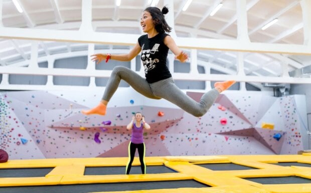 kobieta w parku trampolin