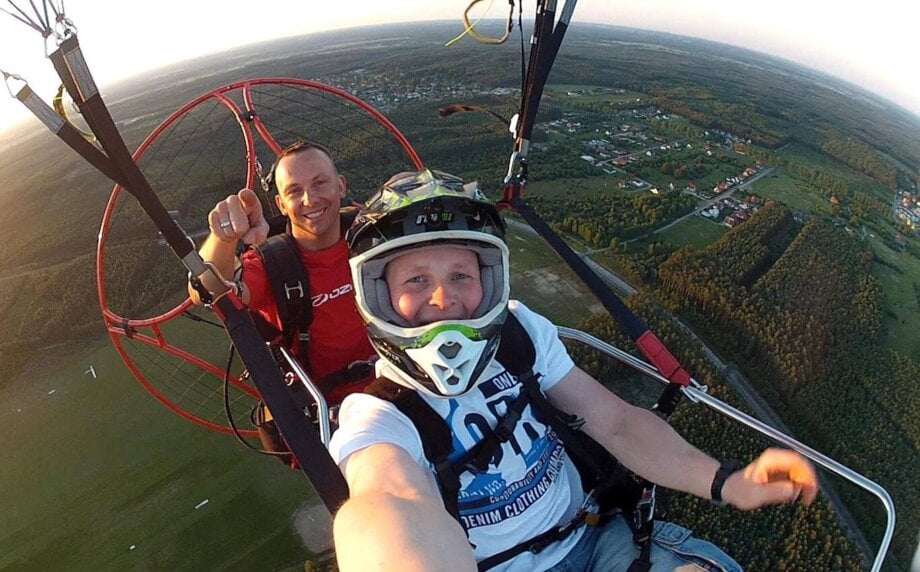mężczyzna robi selfie w czasie lotu motoparalotnią
