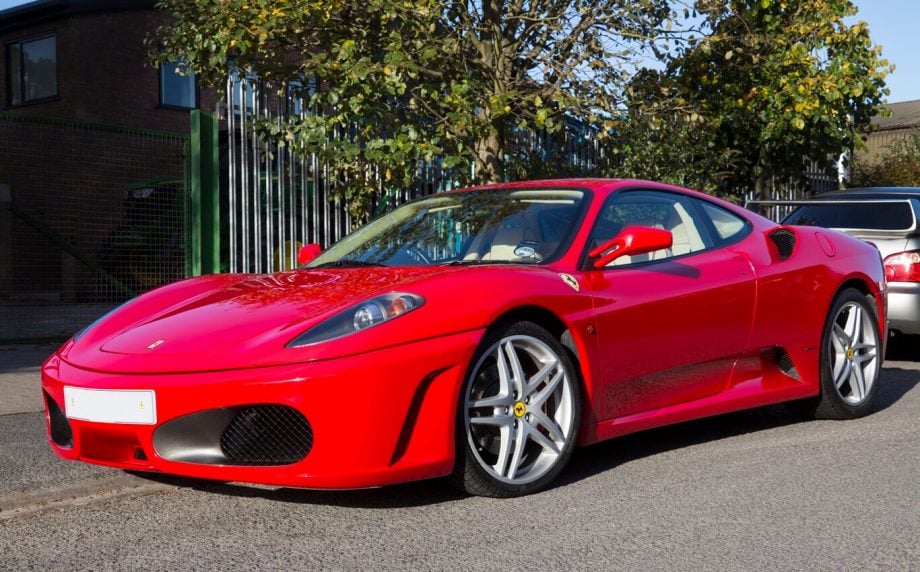 czerwone ferrari f430