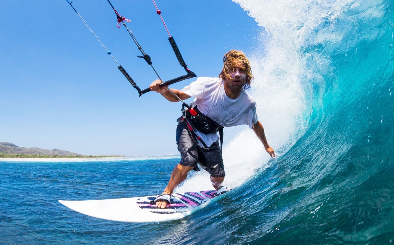 mężczyzna uprawiający kitesurfing