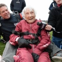 szczęśliwa 100 letnia kobieta udziela wywiadu po skoku ze spadochronem