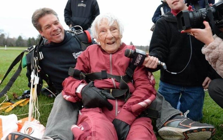 szczęśliwa 100 letnia kobieta udziela wywiadu po skoku ze spadochronem