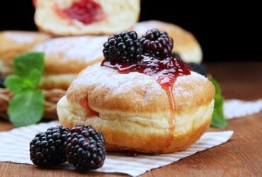 pączek z cukrem pudrem i jeżynami