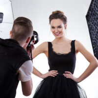 modelka pozuje do zdjęcia w studio