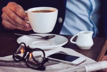 Mężczyzna trzymający filiżankę kawy