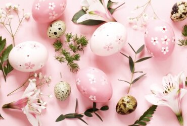 różowe pisanki wielkanocne