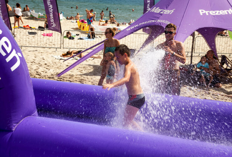 ślizgawka wodna na plaży w helu