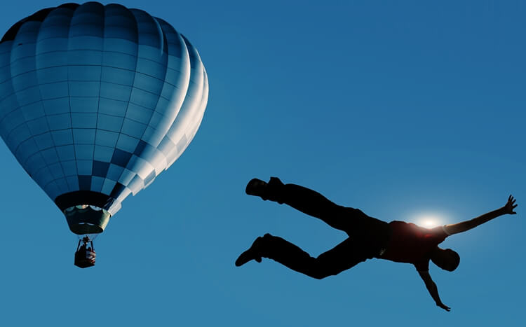 skok ze spadochronem z balonu