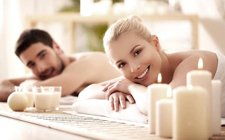 kobieta i mężczyzna na masażu w salonie spa