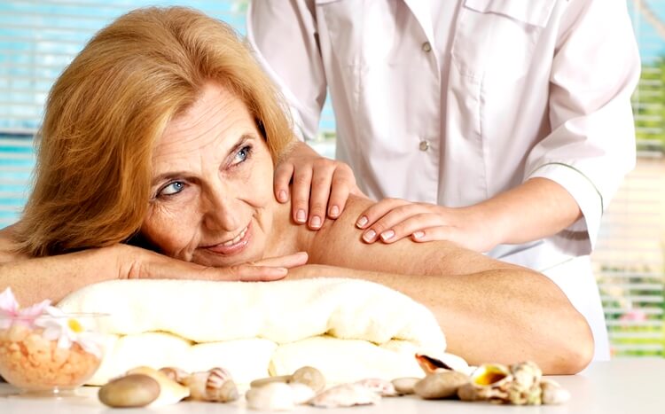 starsza kobieta w salonie spa