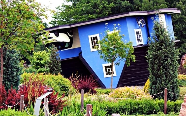 niebieski dom do góry nogami