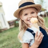 ładna dziewczyna jedząca lody