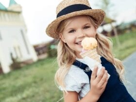 ładna dziewczyna jedząca lody