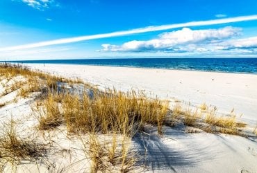 piaszczysta plaża nad morzem bałtyckim w Polsce