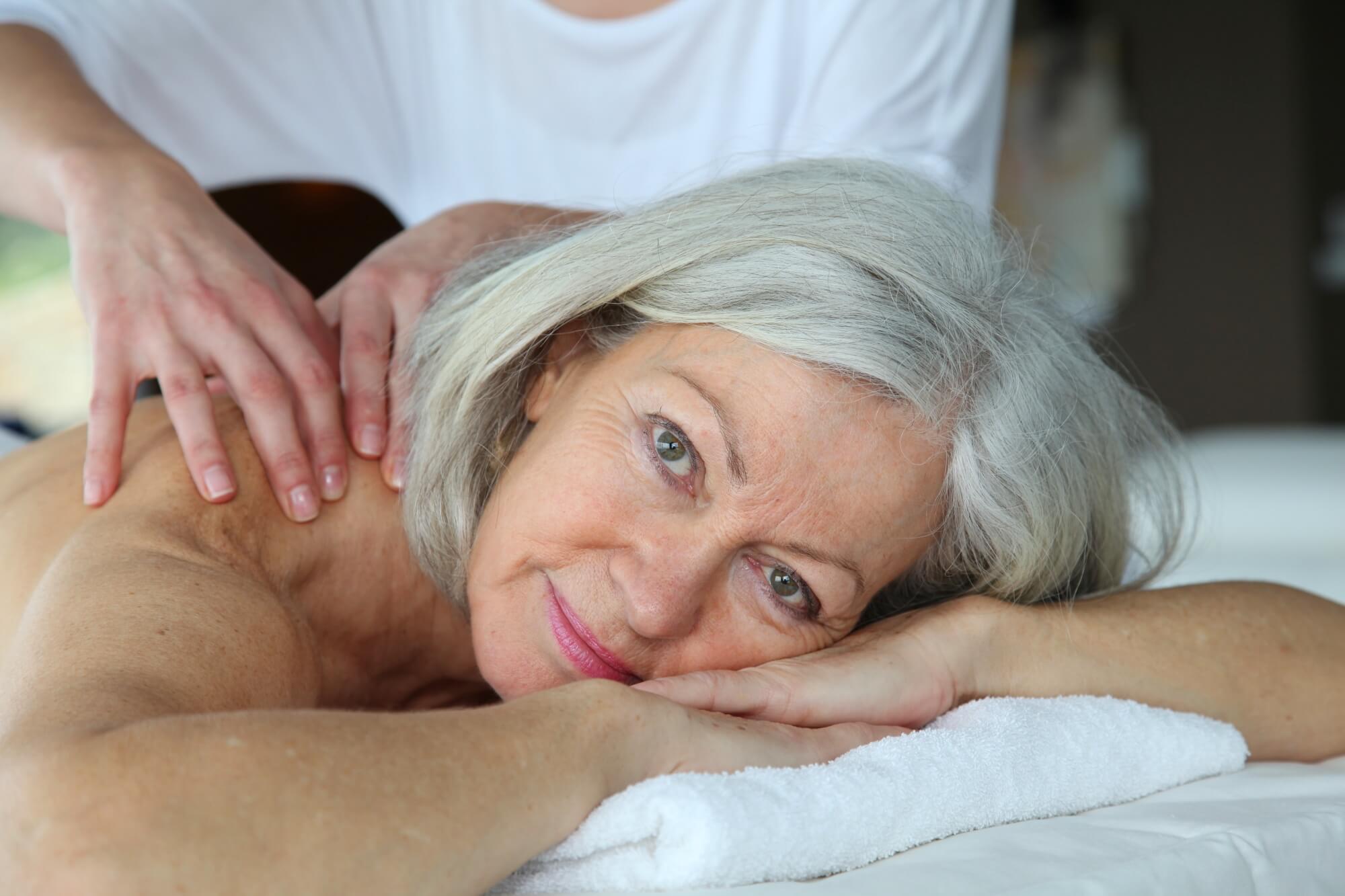 dojrzała kobieta na masażu pleców w salonie spa