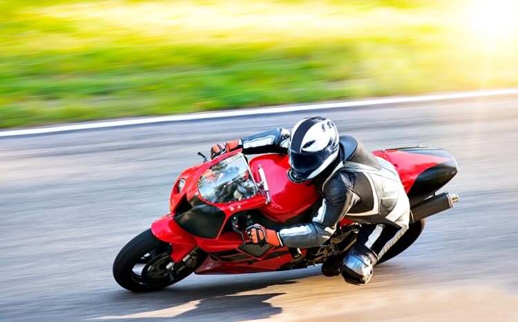 sportowa jazda motocyklem na torze