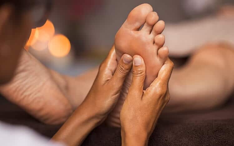 refleksologia, masaż stóp w gabinecie spa
