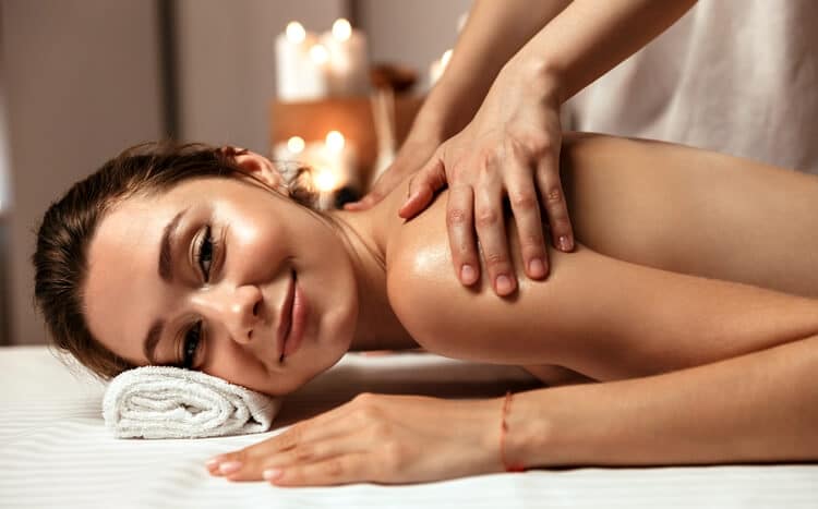 zrelaksowana kobieta na masażu pleców w salonie spa