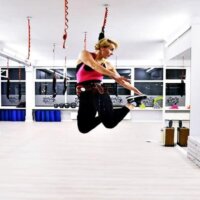 kobieta ćwiczy bungee fitness