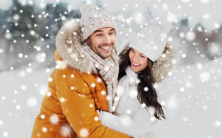 szczęśliwa para pozuje do zdjęcia zimą w plenerze