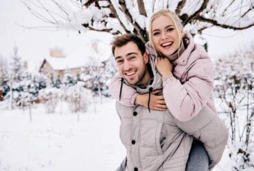 szczęsliwa para zimą