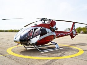 czerwony helikopter na lądowisku przygotowuje się do startu
