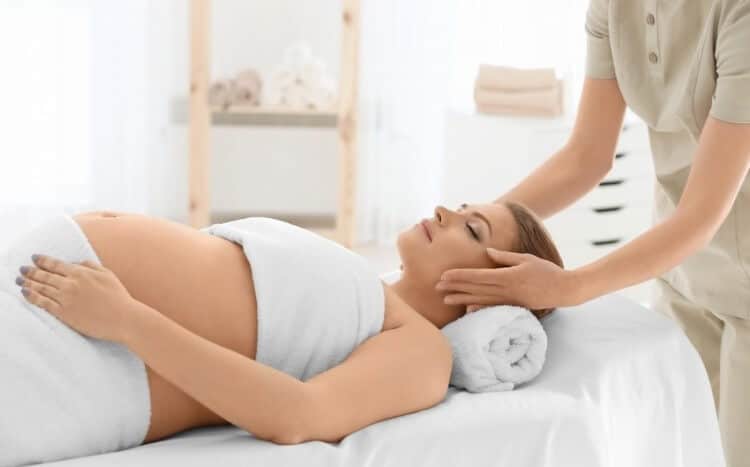 kobieta w ciąży relaksuje się w salonie spa