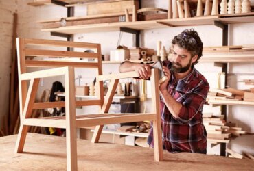 kurs stolarski, mężczyzna wykonuje drewniane krzesło