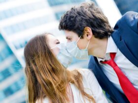 ludzie w maskach w czasie epidemii koronawirusa