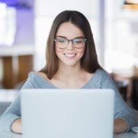 kobieta przed komputerem realizuje kurs online