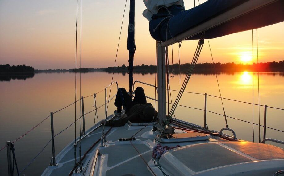 zachód słońca nad jeziorem widok z jachtu