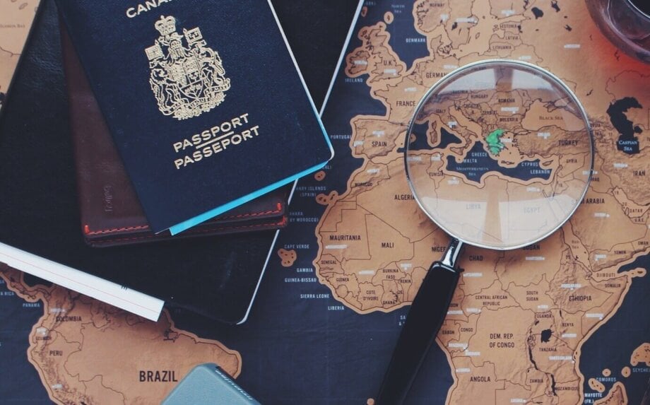 mapa, lupa i paszport widok z góry