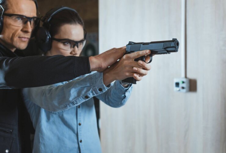 Kobieta podczas wizyty w strzelnicy
