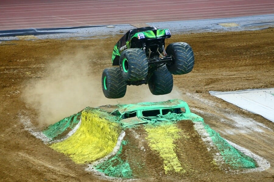 Monster truck skaczący z rampy