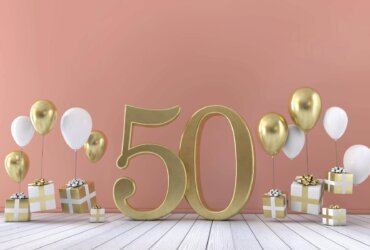 życzenia na 50 urodziny, prezenty i balony na różowym tle