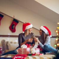 Dwie kobiety w pokoju z ozdobami świątecznymi