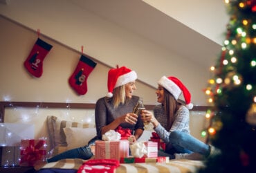 Dwie kobiety w pokoju z ozdobami świątecznymi