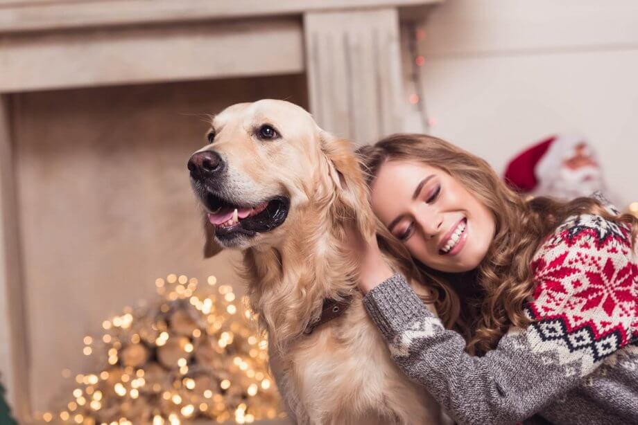 dziewczyna przytula psa w święta