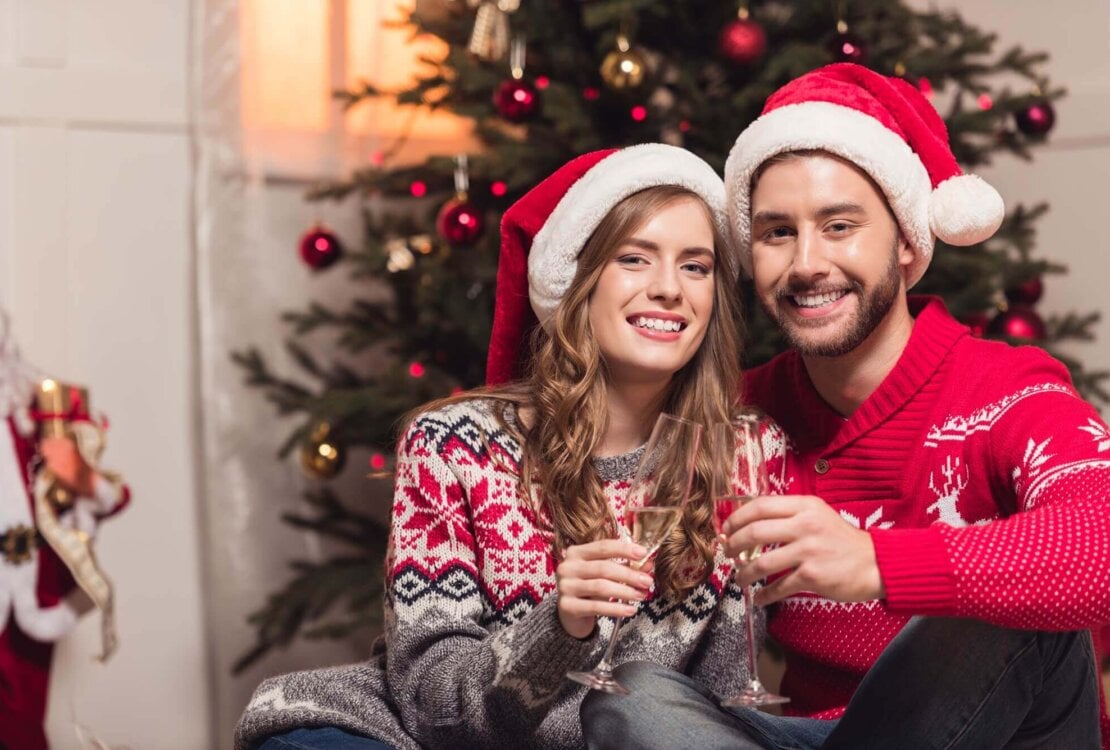 życzenia na święta dla dziewczyny i toast na tle choinki